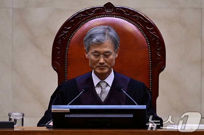 조희대 대법원장이 1일 오후 서울 서초구 대법원 대법정에서 이재명 더불어민주당 대통령 후보의 공직선거법 위반 사건 상고심 선고를 준비하며 생각에 잠겨 있다. 2025.5.1/뉴스1 ⓒ News1 사진공동취재단