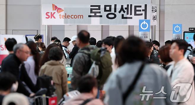 황금연휴를 앞둔 2일 오전 인천국제공항 제1여객터미널 출국장에 마련된 SK텔레콤 로밍센터에서 여행객들이 유심 교체 서비스를 받기 위해 대기하고 있다. 2025.5.2/뉴스1 ⓒ News1 김성진 기자