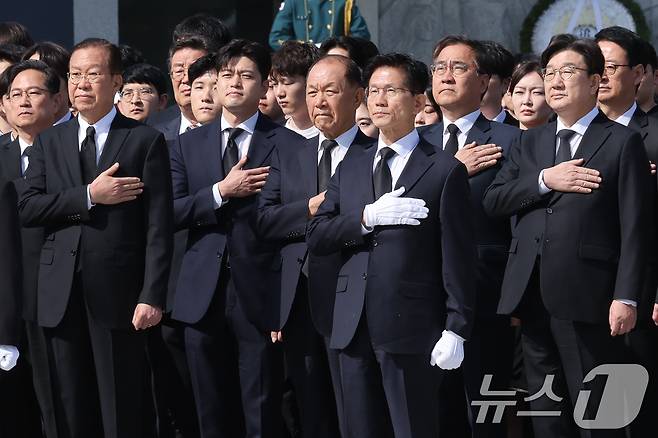 김문수 국민의힘 대통령 후보가 4일 오전 서울 동작구 국립서울현충원을 찾아 당 지도부와 현충탑 참배를 마친 뒤 국기에 대한 경례를 하고 있다. 2025.5.4/뉴스1 ⓒ News1 안은나 기자
