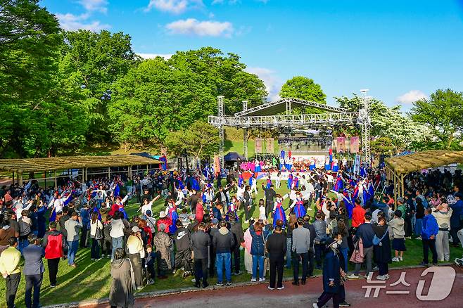 진주성을 찾은 방문객들이 논개제 행사를 관람하고 있다. 2025.5.4/뉴스1 한송학기자