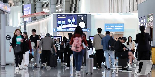 황금연휴를 앞둔 2일 오전 인천국제공항 제1여객터미널 출국장이 여행객들로 붐비고 있다. 2025.5.2/뉴스1 ⓒ News1 김성진 기자
