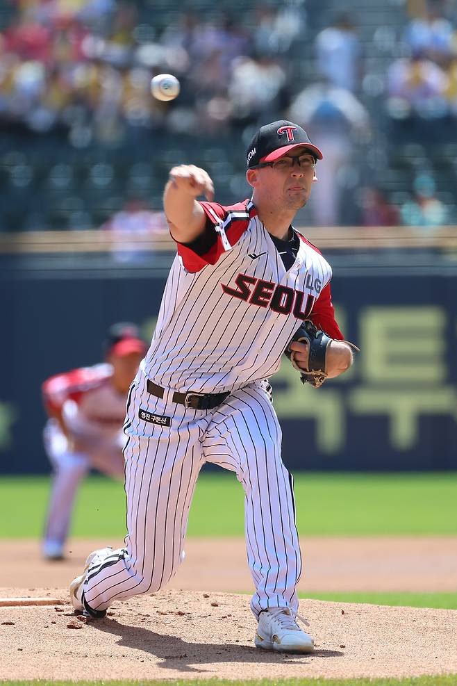 LG 코엔 윈이 4일 서울 잠실구장에서 열린 2025 KBO리그 정규시즌 SSG전서 역투하고 있다. 사진 | LG 트윈스