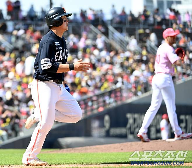 4일 광주KIA챔피언스필드에서 열린 한화와 KIA의 경기, 4회초 한화 문현빈이 KIA 네일의 투구를 몸에 맞은 후 고통을 이겨낸 후 1루로 달려나가고 있다. 광주=허상욱 기자wook@sportschosun.com/2025.05.04/