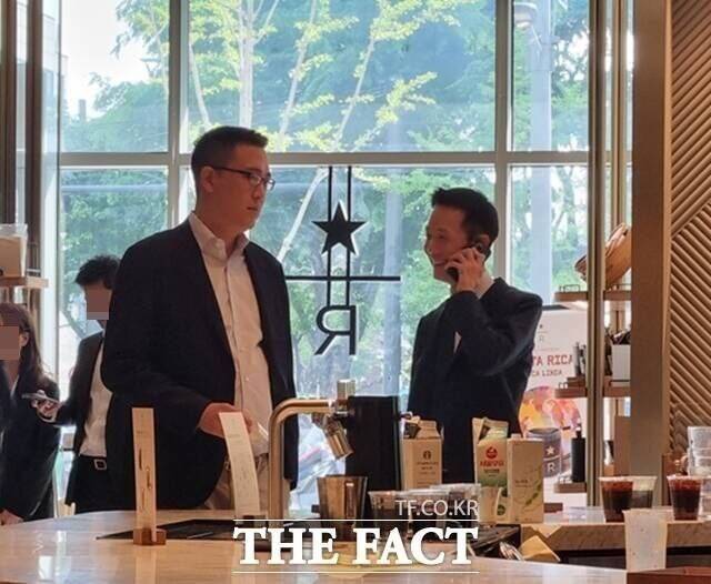 김동원 한화생명 사장(오른쪽부터)과 김동선 한화갤러리아 부사장이 지난달 30일 오전 트럼프 주니어와 면담을 마친 후 서울 강남구 조선 팰리스 호텔 내 스타벅스 매장에서 커피를 주문하고 있다. /이성락 기자