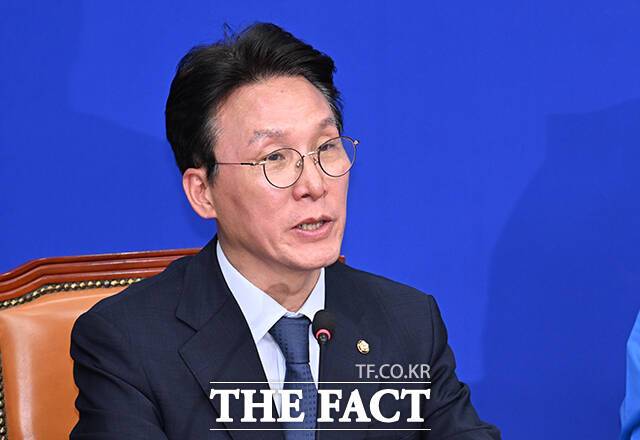 이재명 더불어민주당 대선 후보 선거대책위원회에서 상임공동선대위원장을 맡고 있는 김민석 수석최고위원은 "윤석열 임명 몫의 대법관 10명은 전자문서를 다 읽었는지 묻는 국민 요구에 반드시 즉각 공개 답변하고, 그렇지 못하면 공개사죄하고 자진사퇴해야 한다"고 4일 밝혔다. /박헌우 기자