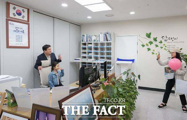 시장실에서 일일시장 체험을 해보는 어린이와 임병택 시장 /시흥시