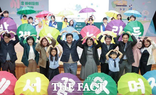 임병택 시흥시장(앞줄 가운데 왼쪽)과 오인열 시흥시의장(오른쪽)이 어린이날을 축하했다. /시흥시