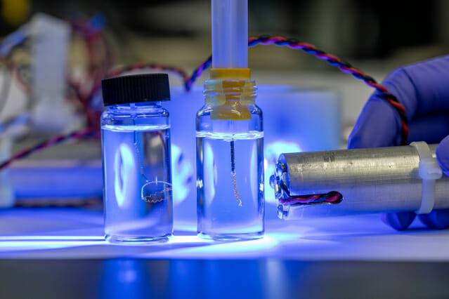 자외선을 비춰 AC-LCE 소재로 만든 스프링 구조 인공근육을 동작시키는 모습.(사진=화학연)