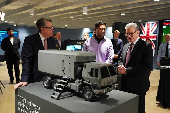 지난 2월 미국을 방문한 키어 스타머 영국 총리(오른쪽)가 팔란티어 본사에 방문해 군사용 생성형 인공지능(AI)에 대해 참관하는 모습. AFP연합뉴스