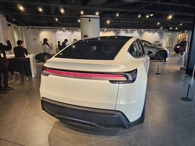 일본에서 전시된 테슬라 신형 모델 Y (출처:오토스파이넷)