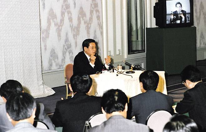 신경영을 선언한 1993년 6월 독일 프랑크푸르트에서 임직원 간담회를 진행 중인 이건희 선대회장. /삼성전자