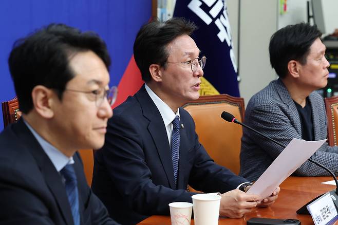 김민석 더불어민주당 상임공동 선거대책위원장이 4일 오전 서울 여의도 국회에서 기자간담회를 하고 있다./뉴스1