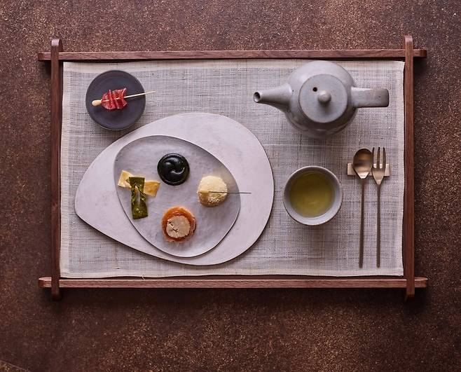 하우스오브신세계 헤리티지 디저트 살롱의 다과 세트. 차와 함께 잣경단, 쑥갠떡, 건시단자, 매작과, 오미자 배정과가 놓였다. /하우스오브신세계 인스타그램