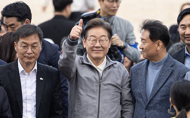 '골목골목 경청투어 : 동해안벨트편'에 나선 이재명 더불어민주당 대통령 후보가 3일 오후 강원 강릉시 안목해변에서 엄지척을 하고 있다./뉴스1