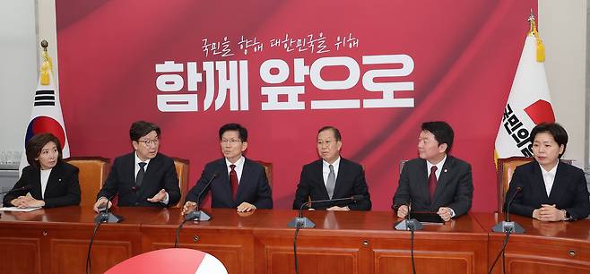 국민의힘 김문수 대선 후보가 4일 국회에서 열린 상견례 성격의 간담회에서 발언하고 있다./연합