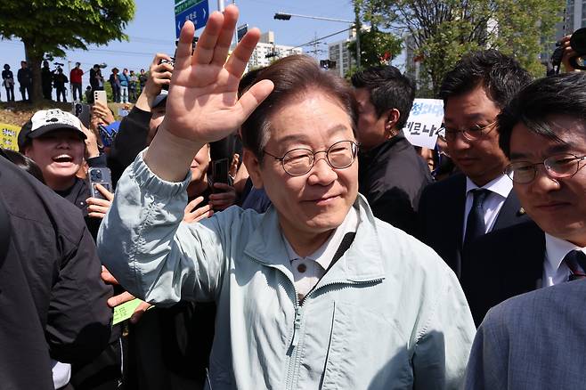 더불어민주당 이재명 대선 후보가 대선을 한 달 앞둔 4일 '골목골목 경청투처 : 단양8경편' 첫 방문지인 경북 영주시 문정둔치에서 열린 한국선비문화축제장을 찾아 시민들에게 인사하고 있다./연합뉴스