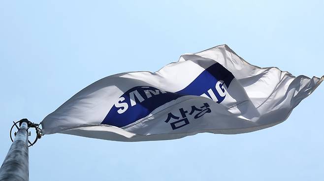 서울 서초구 삼성전자 서초 사옥에 삼성 깃발이 바람에 펄럭이는 모습./뉴스1