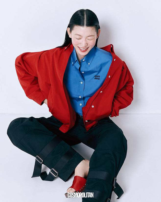 블루종 재킷 가격미정, 셔츠 1백91만원, 페이턴트 클로크 1백20만원 모두 Miu Miu. 카고 팬츠 가격미정 Dior.