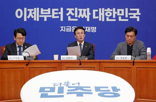 더불어민주당 김민석 상임공동선거대책위원장이 4일 국회에서 열린 기자간담회에서 발언하고 있다. 연합뉴스