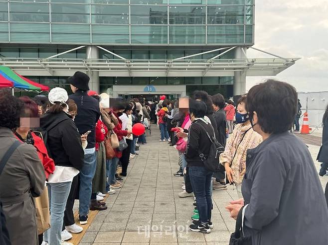 한동훈 국민의힘 대선 경선 후보 지지자들이 3일 '국민의힘 제5차 전당대회가 열린 오후 경기 고양시 킨텍스 앞에서 한 후보를 기다리고 있다. ⓒ데일리안 오수진 기자