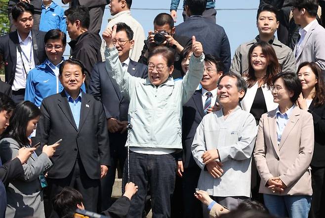 민심을 청취하는 '경청 투어'에 나선 이재명 더불어민주당 대선후보가 4일 경북 영주 문정둔치에서 열린 한국선비문화축제 현장에서 시민들에게 인사를 하고 있다. ⓒ뉴시스