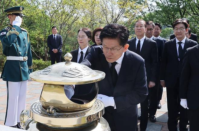 김문수 국민의힘 대선 후보가 4일 오전 서울 동작구 국립서울현충원에서 김대중 전 대통령 묘역을 방문해 분향하고 있다. 사진공동취재
