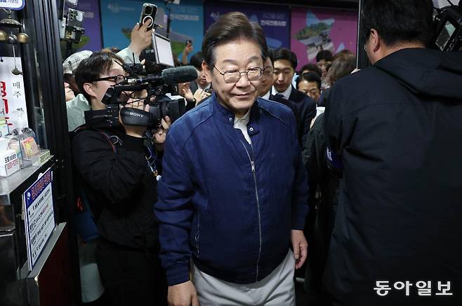 더불어민주당 이재명 대선후보가 1일 경기 연천군 전곡읍에서 ‘골목골목 경청투어’를 하면서 어두운 표정을 지은채 식당 내부로 들어서고 있다. 전영한 기자 scoopjyh@donga.com