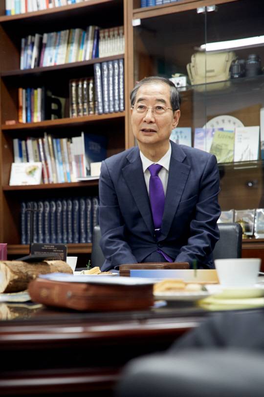 대선 출마를 선언한 한덕수 무소속 예비후보가 일요일인 4일 예배 참석차 서울 종로구 종교교회를 찾아 전창희 담임 목사 등 교회 관계자들과 대화하고 있다. [한덕수 캠프 제공]