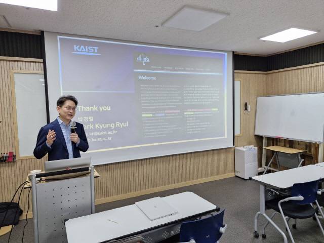 지난 2일 안민정책포럼 세미나에서 '국가과학기술 종합전략과 글로벌 발전'이란 주제로 발표를 하고 있는 KAIST 박경렬 교수. 안민정책포럼 제공