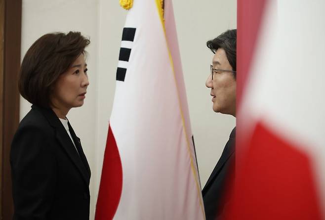 국민의힘 권성동 원내대표와 나경원 의원이 4일 서울 여의도 국회에서 열린 선거대책위원회에서 시작 전 대화하고 있다. 뉴시스