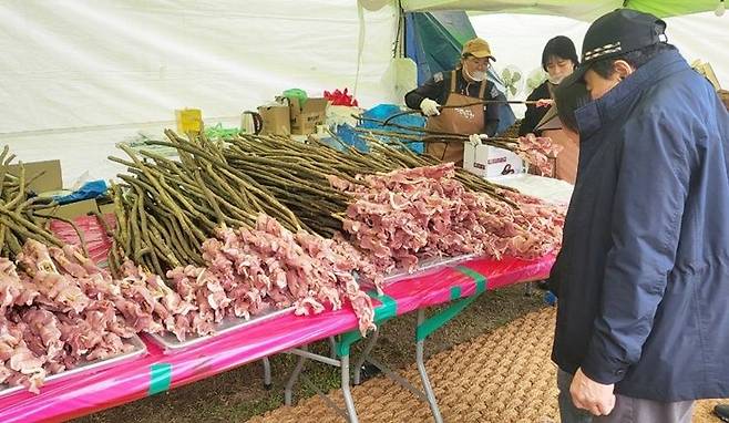 4일 오후 경기 연천군 전곡리에서 '제32회 연천 구석기 축제'가 열리고 있다. 바비큐장에서 꼬치를 굽기 위해 둘러보는 관람객. 사진=김경수 기자