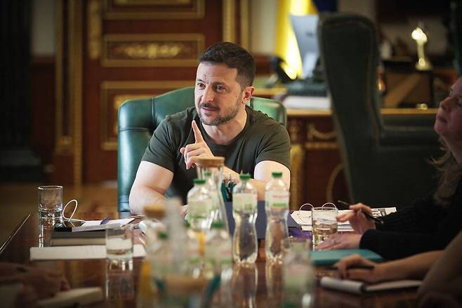 2일(현지시각) 기자들과 대화 중인 볼로디미르 젤렌스키 우크라이나 대통령. AFP연합뉴스