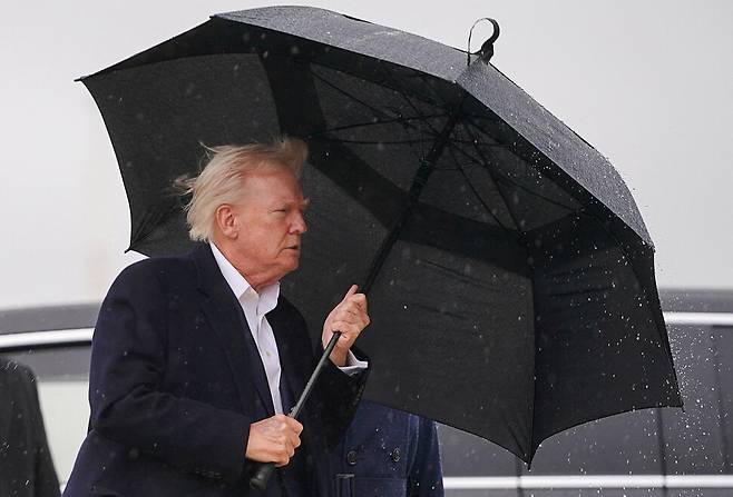 도널드 트럼프 미 행정부의 관세정책이 미국의 승리로 끝난다 해도 그 후폭풍은 심각할 수 있다. 트럼프 대통령이 2025년 4월11일 미국 메릴랜드주 앤드루스 합동기지에서 비행기에 탑승하고 있다. REUTERS