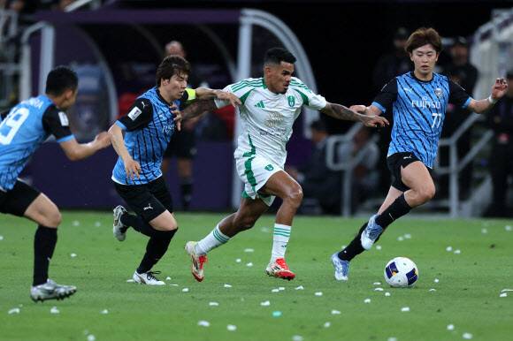 알아흘리의 브라질 출신 공격수 갈레누가 4일(한국시각) 사우디아라비아 제다의 킹 압둘라 스포츠 시티에서 열린 2024~2025 아시아축구연맹 챔피언스리그 엘리트 결승전에서 가와사키 선수들 사이로 돌파하고 있다. 제다/AFP 연합뉴스