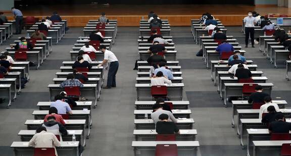 부산의 한 공기업 필기시험 현장. 연합뉴스 자료사진.