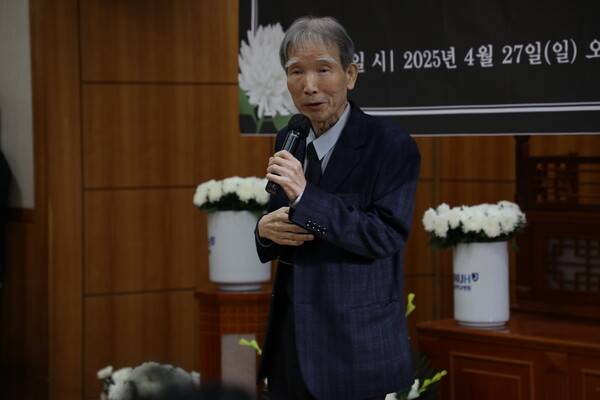 추모식에서 필자가 고인을 추모하고 있다.  장례위 제공
