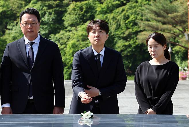 이준석 개혁신당 대통령 후보가 4일 오전 광주 북구 국립5·18민주묘지 2묘역에서 참배하고 있다. 연합뉴스