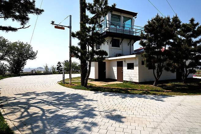 `매향리평화기념관\' 안 옛 미군이 사용했던 사격통제소 모습. 왼쪽으로 멀리 표적이 됐던 농섬이 보인다.