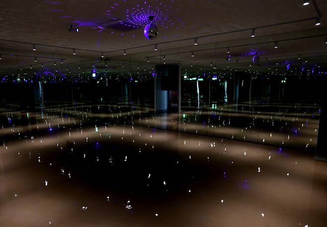 `매향리평화기념관\' 안 옛 미군이 사용했던 건물 내부 모습. 다용도실 및 사교클럽으로 벽면에 거울이 설치된 댄스홀 모습.