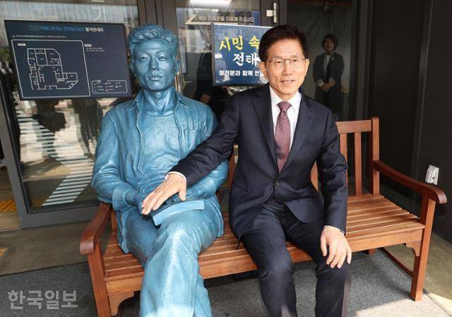 국민의힘 대선 후보로 확정된 김문수 전 고용노동부 장관이 4월 10일 서울 종로구 전태일기념관에 설치된 전태일 동상 옆에 앉아 있다. 박시몬 기자