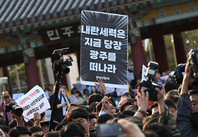 한덕수 전 국무총리가 대통령 선거 출마를 선언한 지난 2일 오후 광주 북구 국립 5·18민주묘지에서 시민단체가 한 전 총리의 참배를 반대하고 있다. 뉴시스