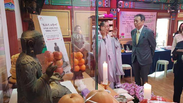 미즈시마 고이치 주한 일본대사가 지난달 11일 충남 서산 부석사를 찾아 주지 원우 스님의 설명을 들으며 일본으로 돌아갈 고려시대 금동관세음보살좌상을 살펴보고 있다. 부석사는 5일 마지막 친견법회를 갖는다. 연합뉴스