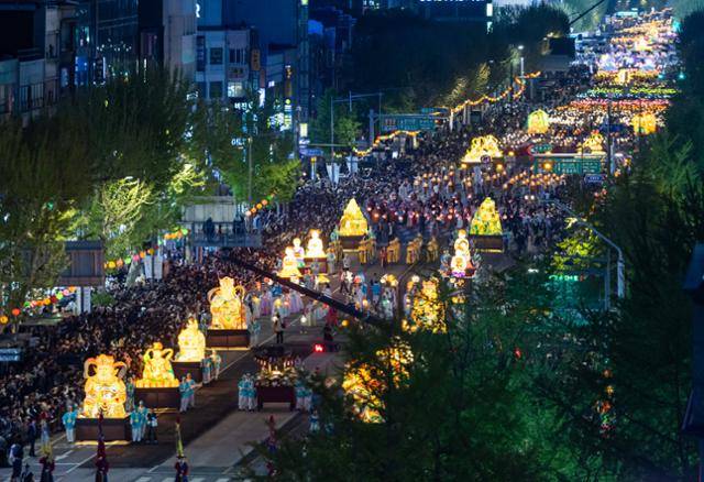 지난달 26일 서울 종로 일대에서 연등 행렬이 이어지고 있다. 뉴시스