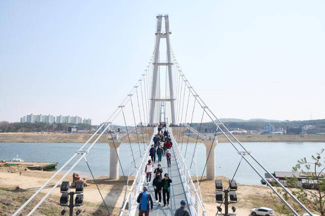 '여주 남한강 출렁다리'가 정식 개통한 지난 1일 여행객 등 시민들이 다리 위를 건너고 있다. 연합뉴스