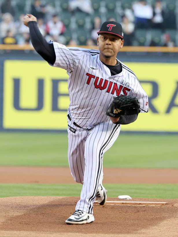 15일 오후 잠실야구장에서 열린 2025 프로야구 삼성과 LG 경기. LG 선발 에르난데스가 힘차게 공을 던지고 있다. 잠실=정시종 기자 /2025.04.15.