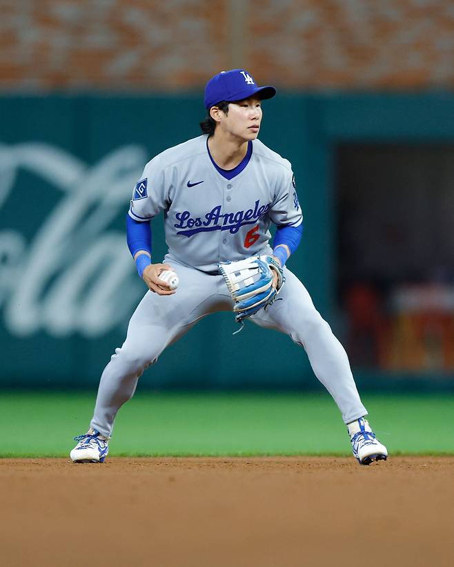 <yonhap photo-5050=""> ATLANTA, GEORGIA - MAY 03: Hyeseong Kim #6 of the Los Angeles Dodgers warms up while making his major league debut during the ninth inning against the Atlanta Braves at Truist Park on May 3, 2025 in Atlanta, Georgia. Todd Kirkland/Getty Images/AFP (Photo by Todd Kirkland / GETTY IMAGES NORTH AMERICA / Getty Images via AFP)/2025-05-04 14:58:50/ <저작권자 ⓒ 1980-2025 ㈜연합뉴스. 무단 전재 재배포 금지, AI 학습 및 활용 금지></yonhap>