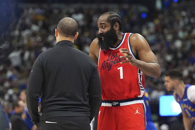 <yonhap photo-4427="">4일(한국시간) 덴버 너게츠와의 PO 7차전에 출전한 제임스 하든. [AP=연합뉴스]Los Angeles Clippers guard James Harden, right, confers with head coach Tyronn Lue, left, in the second half of Game 7 of an NBA basketball first-round playoff series against the Denver Nuggets, Saturday, May 3, 2025, in Denver. (AP Photo/David Zalubowski)/2025-05-04 11:48:43/ <저작권자 ⓒ 1980-2025 ㈜연합뉴스. 무단 전재 재배포 금지, AI 학습 및 활용 금지></yonhap>