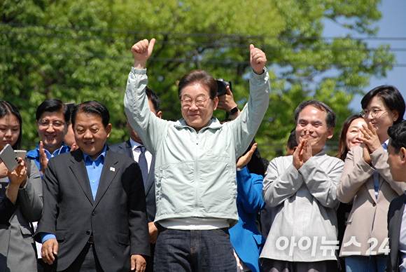 4일 더불어 민주당 이재명 대선후보가 경북 영주에서 열린 '선비문화축제'를 찾아 지역 유권자들과 인사를 하고 있다. [사진=김은경 기자]
