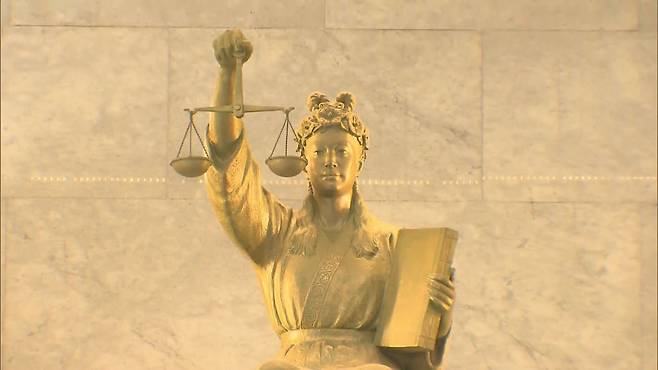 우리나라 대법원 청사의 대법정 출입문 위에 있는 '디케' 정의의 여신상. 대부분 국가에서 눈을 가린 모습이지만, 우리 대법원은 눈을 가리지 않은 모습이다.