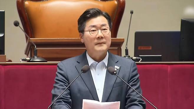 박찬대 당대표 직무대행 겸 원내대표가 4일 국회에서 열린 긴급 의원총회에서 발언하고 있다. (‘델리민주’ 캡처)